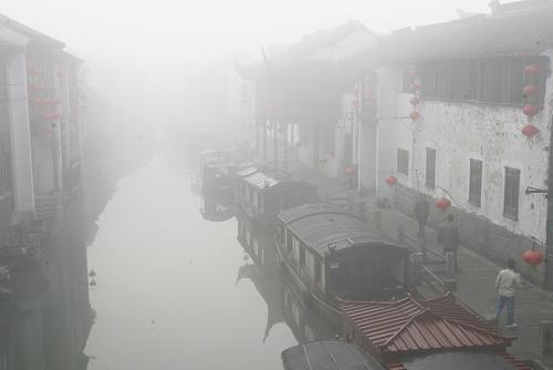 Heavy fog shrouds the ancient Suzhou City in east China's Jiangsu Province early on Tuesday.