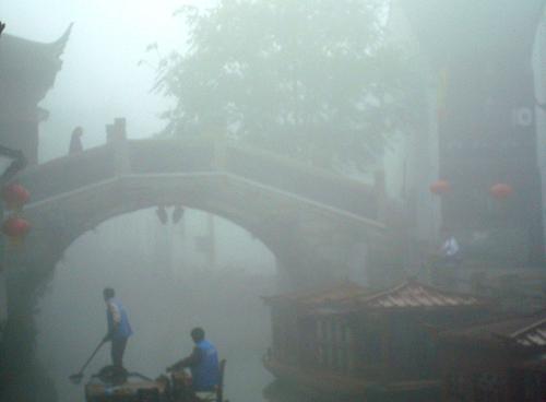 Heavy fog shrouds the ancient Suzhou City in east China's Jiangsu Province early on Tuesday.