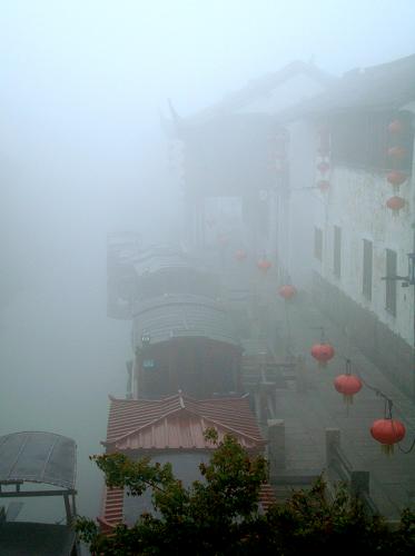 Heavy fog shrouds the ancient Suzhou City in east China's Jiangsu Province early on Tuesday.
