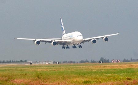 The Airbus A380, the world&apos;s largest passenger jet, lands at the Zhuhai Airport for the 7th China International Aviation and Aerospace Exhibition in Zhuhai, south China&apos;s Guangdong Province, Nov. 3, 2008. (Xinhua/Lu Hanxin) 