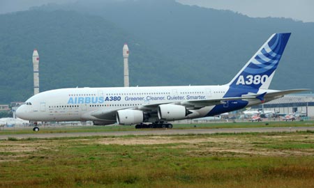The Airbus A380, the world&apos;s largest passenger jet, lands at the Zhuhai Airport for the 7th China International Aviation and Aerospace Exhibition in Zhuhai, south China&apos;s Guangdong Province, Nov. 3, 2008. (Xinhua/Zhou Wenjie) 