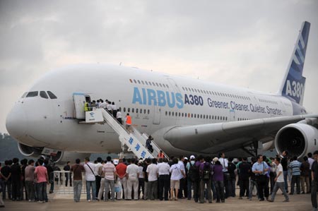 The Airbus A380, the world&apos;s largest passenger jet, lands at the Zhuhai Airport for the 7th China International Aviation and Aerospace Exhibition in Zhuhai, south China&apos;s Guangdong Province, Nov. 3, 2008. (Xinhua/Lu Hanxin)