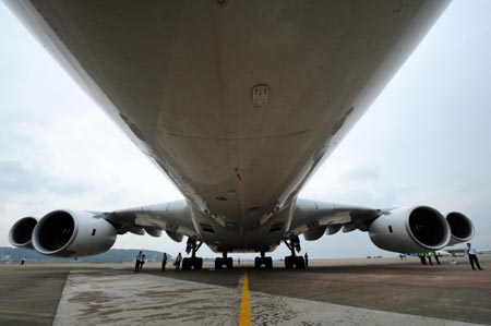 The Airbus A380, the world&apos;s largest passenger jet, lands at the Zhuhai Airport for the 7th China International Aviation and Aerospace Exhibition in Zhuhai, south China&apos;s Guangdong Province, Nov. 3, 2008. (Xinhua/Zhou Wenjie)