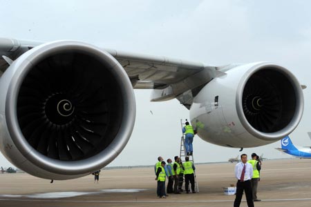 Mechanician check the engine of the Airbus A380, the world&apos;s largest passenger jet, after landing at the Zhuhai Airport for the 7th China International Aviation and Aerospace Exhibition in Zhuhai, south China&apos;s Guangdong Province, Nov. 3, 2008. (Xinhua/Zhou Wenjie)