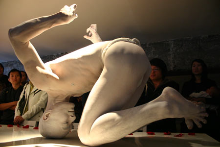 Chinese Malaysian dancer Lee Swee Keong performs &apos;Man and God&apos; for the audience in a bar in Beijing, China, Nov. 2, 2008. As a renowned dancer and choreographer, Lee Swee Keong has established himself as one of the leaders in Butoh dance. Also as the artistic director of the famous Nyoba-Kan dance group, Lee particularly excels at active Avant-garde performances. [Xinhua]