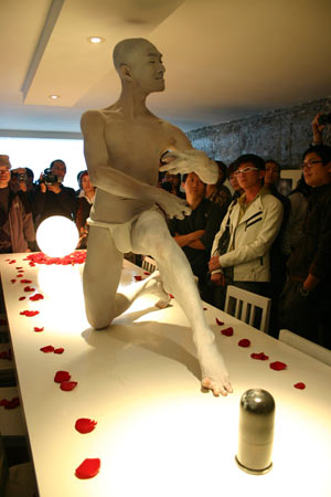 Chinese Malaysian dancer Lee Swee Keong performs &apos;Man and God&apos; for the audience in a bar in Beijing, China, Nov. 2, 2008.