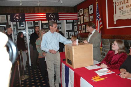 A voter casts his ballot in Dixville Notch, New Hampshire of the United States on Nov. 4, 2008. Over a dozen voters from Dixville Notch, New Hampshire, kicked off the day-long polling in the U.S. presidential elections as they gathered here at 0000 eastern U.S. time (0500 GMT) Tuesday to cast their votes for a new president.