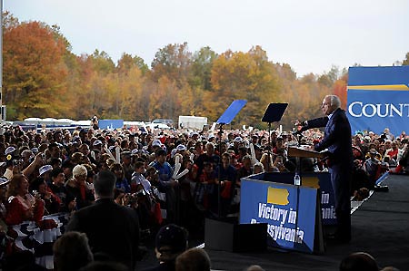 U.S. Republican presidential candidate John McCain speaks at a campaign rally at Pennridge Airport in Perkasie, Pennsylvania on Nov.2, 2008. [Xinhua/AFP]