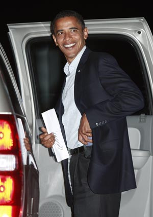 U.S. Democratic presidential nominee Senator Barack Obama (D-IL) smiles as he arrives for an election campaign rally in Springfield, Missouri Nov. 1, 2008. [Xinhua/Reuters]