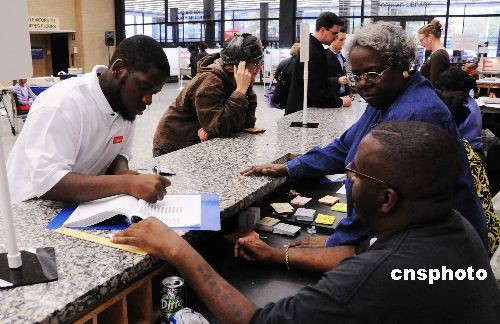 An African American fills in a registration form to get his ballot paper at a voting station in Washington D.C. More than 90% of African Americans have registered as voters. [China News Service]