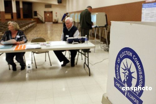 On election day, one of the largest voting stations in downtown Chicago is surprisingly quiet. Many locals chose to vote in advance to avoid the crowds. [China News Service]