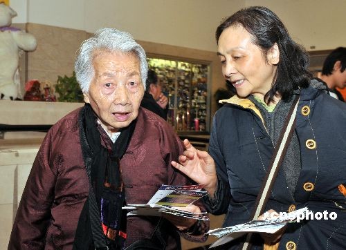 Chinese Americans have shown a greater interest than usual in this year’s election. Two Chinese American voters, speaking Shanghai dialect, get ready to set off for the voting station. [China News Service]