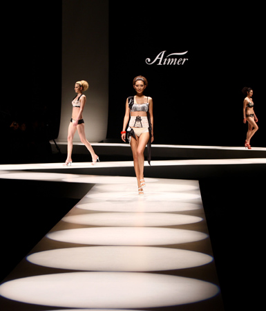 A model presents a creation during Aimer lingerie trends release S/S 2009 at China Fashion Week in Beijing, November 4, 2008. [Xinhua] 