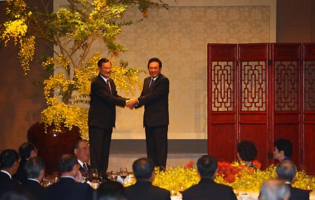 Kuomintang honorary chairman Lien Chan (L) shakes hands with mainland&apos;s Association for Relations Across the Taiwan Straits (ARATS) President Chen Yunlin in Taipei, southeast China&apos;s Taiwan Province Nov. 4, 2008. Lien held a banquet for Chen and his delegation here on Tuesday.