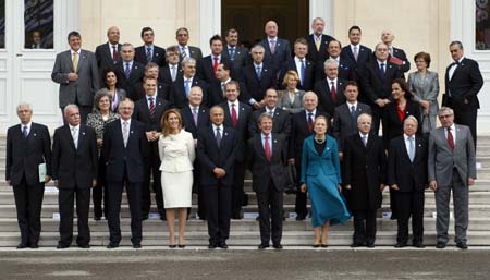 France&apos;s Foreign Minister Bernard Kouchner (C) poses for a family photo with EU Foreign Ministers and delegation chiefs at the end of the Union for the Mediterranean ministerial conference in Marseille, November 4, 2008. [Xinhua/Reuters]