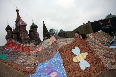 Russians show their patch-work blankets symbolizing the friendship between people during a rally in Moscow, capital of Russia on Nov. 4, 2008. Russians celebrate the People&apos;s Unity Day on Tuesday, to commemorate the liberation of Moscow from invaders in 1612. [Xinhua]