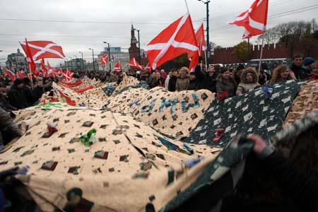 Russians carry patch-work blankets symbolizing the friendship between people during a rally in Moscow, capital of Russia on Nov. 4, 2008. Russians celebrate the People&apos;s Unity Day on Tuesday, to commemorate the liberation of Moscow from invaders in 1612.(Xinhua/Shen Bohan Photo)