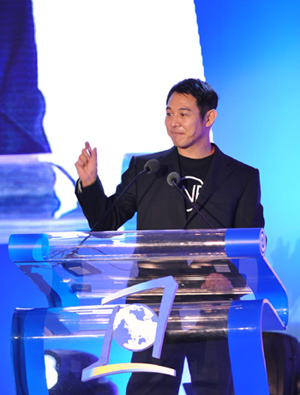 Jet Li addresses the forum. [China.org.cn]