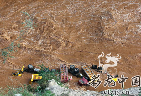 Trucks are damaged and struck into the flood brought about by days of torrential rain in Kunming, the capital of southwest China's Yunnan Province in the photo published on Tuesday, November 4, 2008. [Photo: clzg.cn]