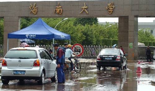 Vehicles are strictly checked at the entrance of the Hainan University on November 4, 2008. The eight Hainan University students who were diagnosed with cholera on October 31 are now in a stable condition, but will remain in quarantine until they recover completely. On November 3, all three of its main buildings were disinfected, and all students have been given medicine to protect them against the disease.