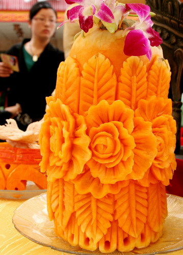 A sculpture carved from a pumpkin is displayed on a plate at Shiziqiao Food Street in Nanjing, Jiangsu province, November 3, 2008. [Xinhua] 