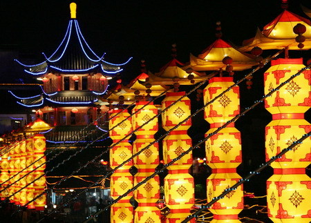 Lanterns and lights decorate the Confucius Temple in Nanjing, eastern China's Jiangsu province, November 3, 2008. [Xinhua]