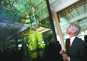 A repaired portrait of Empress Dowager Cixi by Dutch artist Hubert Vos in 1905 was unveiled in the Summer Palace on Tuesday, November 4, 2008. [Photo: the Beijing News]