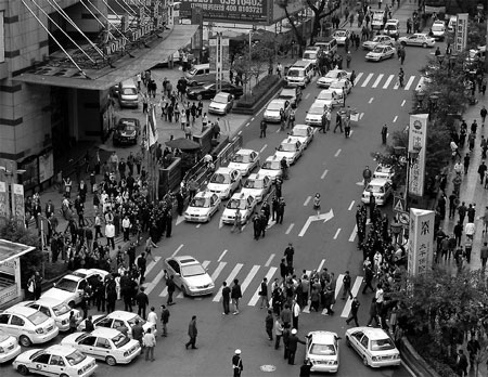 Taxis wait for fares on Jiefangbei Street in Chongqing yesterday as about 4,000 cabbies returned to work following their violent protest on Monday. Police were deployed to monitor the situation in busy parts of the city.