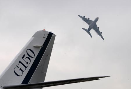 The Airbus A380 (R), the world&apos;s largest passenger jet, performs during the 7th China International Aviation and Aerospace Exhibition in Zhuhai, south China&apos;s Guangdong Province, Nov. 4, 2008. The six-day exhibition opened on Tuesday with about 600 aviation and aerospace manufacturers from 35 countries and regions attending.