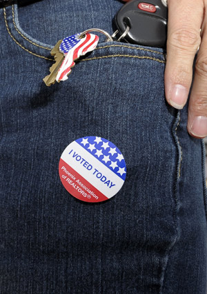 A resident wears a &apos;I voted today&apos; badge after casting his ballot at a polling station in Phoenix, Arizona of the United States on Nov. 4, 2008. [Xinhua]