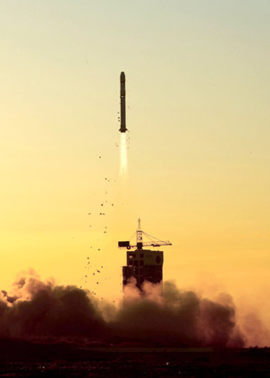 A Long March 2D carrier rocket carrying Chuangxin 1-02 and Shiyan Satellite 3 blasts off from the launch pad at the Jiuquan Satellite Launch Center in northwest China&apos;s Gansu Province, on Nov. 5, 2008. The launch was the 112th of China&apos;s Long March series of rockets. [Xinhua]