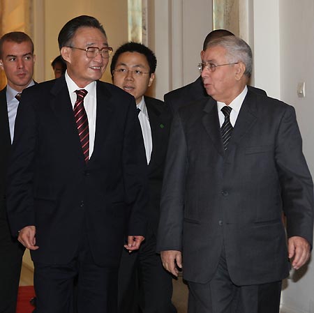 Wu Bangguo (L Front), chairman of the Standing Committee of China&apos;s National People&apos;s Congress, meets with the President of Algerian Council of the Nation Abdelkader Bensalah (R Front) in Algiers, capital of Algeria, on Nov. 5, 2008