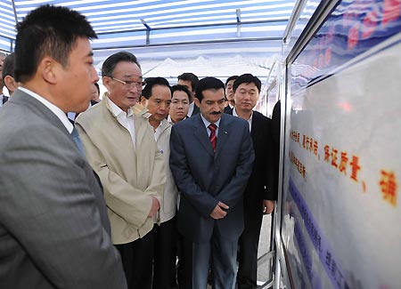 Wu Bangguo (2rd,L), chairman of the Standing Committee of China&apos;s National People&apos;s Congress, inspects the construction site of the Algerian East-west Highway Nov. 5, 2008