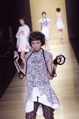 Models show Chinese fashion designers&apos; creations on the united press conference held at the Shanghai International Fashion Week, Shanghai, China, Nov. 4, 2008. 