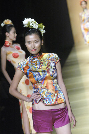 A model shows a Chinese fashion designer&apos; creations in the united press conference held at the Shanghai International Fashion Week, Shanghai, China, Nov. 4, 2008. 