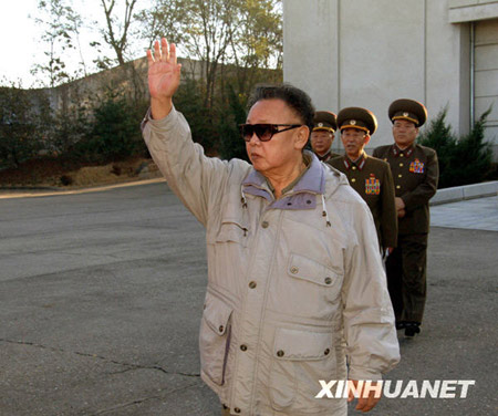 Undated photo shows Kim Jong Il(front), top leader of the Democratic People&apos;s Republic of Korea (DPRK), waves to army officers and soldiers of the 2200th unit of the People&apos;s Army during an inspection.
