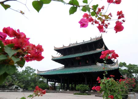 Photo taken on Nov. 5, 2008 shows the Zhenwu Pavilion in Rongxian County, Yulin, southwest China&apos;s Guangxi Zhuang Autonomous Region. Located on the northern side of Xiujiang River, Zhenwu Pavilion was originally built in 1573 and has a history of more than 430 years. In virtue of the ingenious structure, the three-storeyed wooden building constructed in Ming Dynasty (1368-1644), was listed among the four famous towers in ancient South China. 