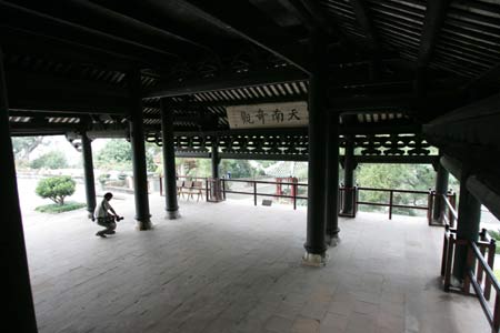 Photo taken on Nov. 5, 2008 shows the Zhenwu Pavilion in Rongxian County, Yulin, southwest China&apos;s Guangxi Zhuang Autonomous Region.