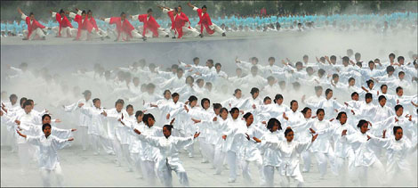 College students presented a dazzling tai chi performance at the World Traditional Wushu Championships. [China Daily] 