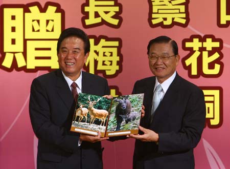 Taiwan-based Straits Exchange Foundation (SEF) Chairman Chiang Pin-kung (R) shows the pictures of two rare animals from Taiwan with Chief of mainland's Association for Relations Across the Taiwan Straits (ARATS) Chen Yunlin during a press conference in Taipei, southeast China's Taiwan Province, Nov. 6, 2008. 