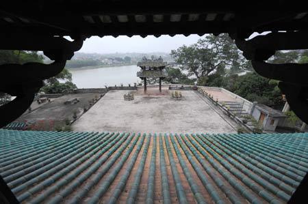 Photo taken on Nov. 5, 2008 shows the Zhenwu Pavilion in Rongxian County, Yulin, southwest China's Guangxi Zhuang Autonomous Region.[Xinhua Photo]