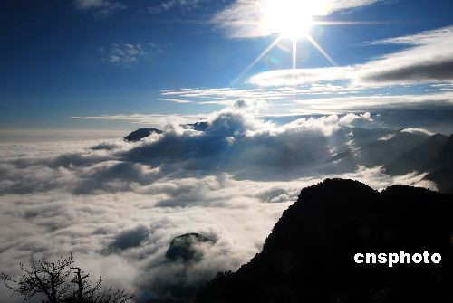 A spectacular sea of clouds appeared on Tuesday at Mount Lushan, one of China's four most wellknown mountains that is located in east China's Jiangxi Province. The natural wonder greatly delights tourists and photographers alike when what people call 'mysterious Buddha's Light' also appeared on three separate occasions. Each of the amazing phenomena lasted almost an hour. [Photo: cnsphoto]