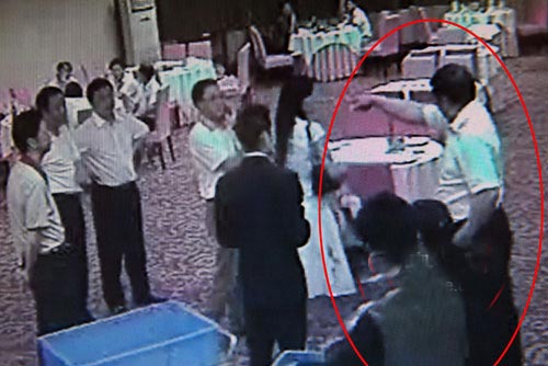 Lin Jiaxiang shouts at the girl's parents at a seafood restaurant in Shenzhen. [Video clip]