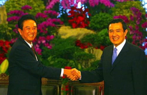 Taiwan leader Ma Ying-jeou shakes hands with chief of mainland&apos;s Association for Relations Across the Taiwan Strait (ARATS) Chen Yunlin at a meeting in Taipei at 11:00 a.m. on Thursday, Nov 6, 2008. [Photo: Xinhua]