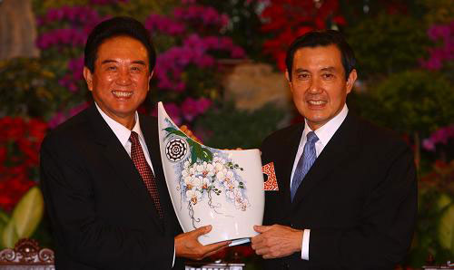 Taiwan leader Ma Ying-jeou sends a fine porcelain to chief of mainland&apos;s Association for Relations Across the Taiwan Strait (ARATS) Chen Yunlin during their meeting in Taipei at 11:00 a.m. on Thursday. [Photo: Xinhua]