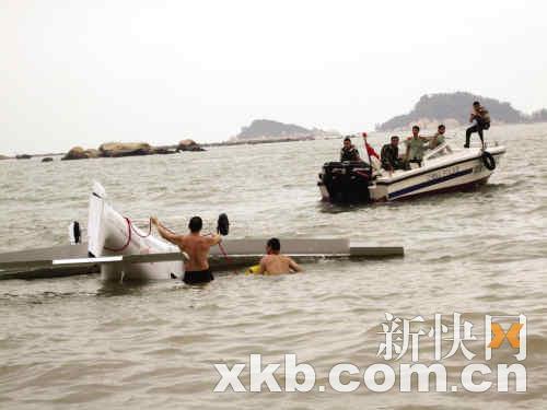 Rescuers salvage a downed plane in Zhuhai on Wednesday, November 5, 2008. [Photo: xkb.com.cn] 