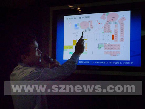 Local policeman Liu Chuan explains the positions where the young girl and Shenzhen Maritime Safety Administration official Lin Jiaxiang were, as the latter misbehaved in front of the girl after getting drunk in a local seafood restaurant in the undated photo. [Photo: sznews.com] 