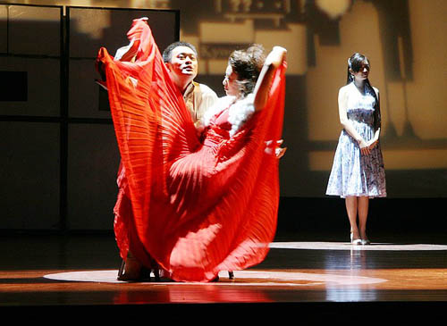 The stage drama 'Keep Racing' (Pao Lai Pao Qu) makes its debut show in Beijing's Beiyan Dongtu Theatre on Wednesday, November 5, 2008.