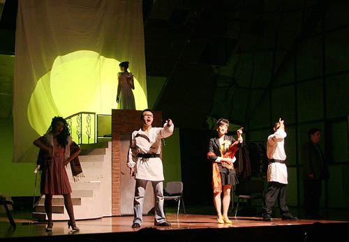 The stage drama 'Keep Racing' (Pao Lai Pao Qu) makes its debut show in Beijing's Beiyan Dongtu Theatre on Wednesday, November 5, 2008.