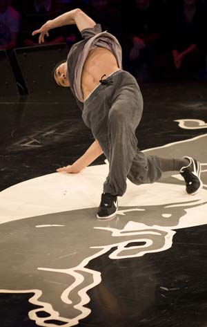 Wing of South Korea performs during the Red Bull BC One break-dance competition, in which 16 B-Boys from across the world compete in one-on-one knockout battles to determine the winner, in Paris November 5, 2008. [Xinhua]